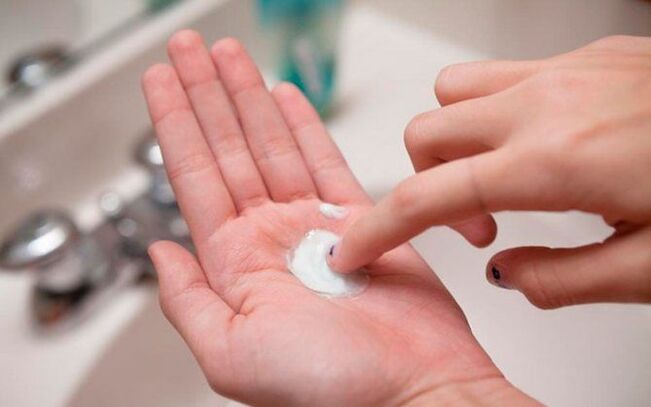 uses baking soda at home